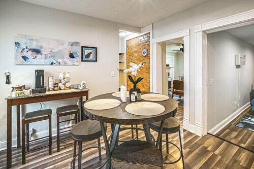 Modern 1BR: Queen Bed, Coffee Bar & Walkin Shower