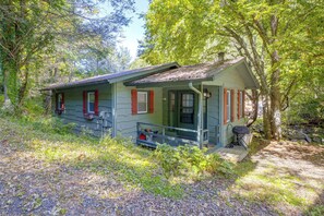 A small, single-story cabin with a porch, surrounded by dense trees. - Creekside Haven 5 Mi to Dtwn Boone! Bring Your Pup (Boone)