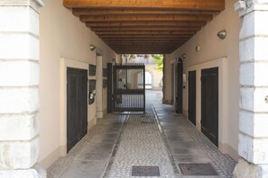 Ein Korridor mit Fliesenboden, Holzboden und einem Durchgang zu einem Innenhof.