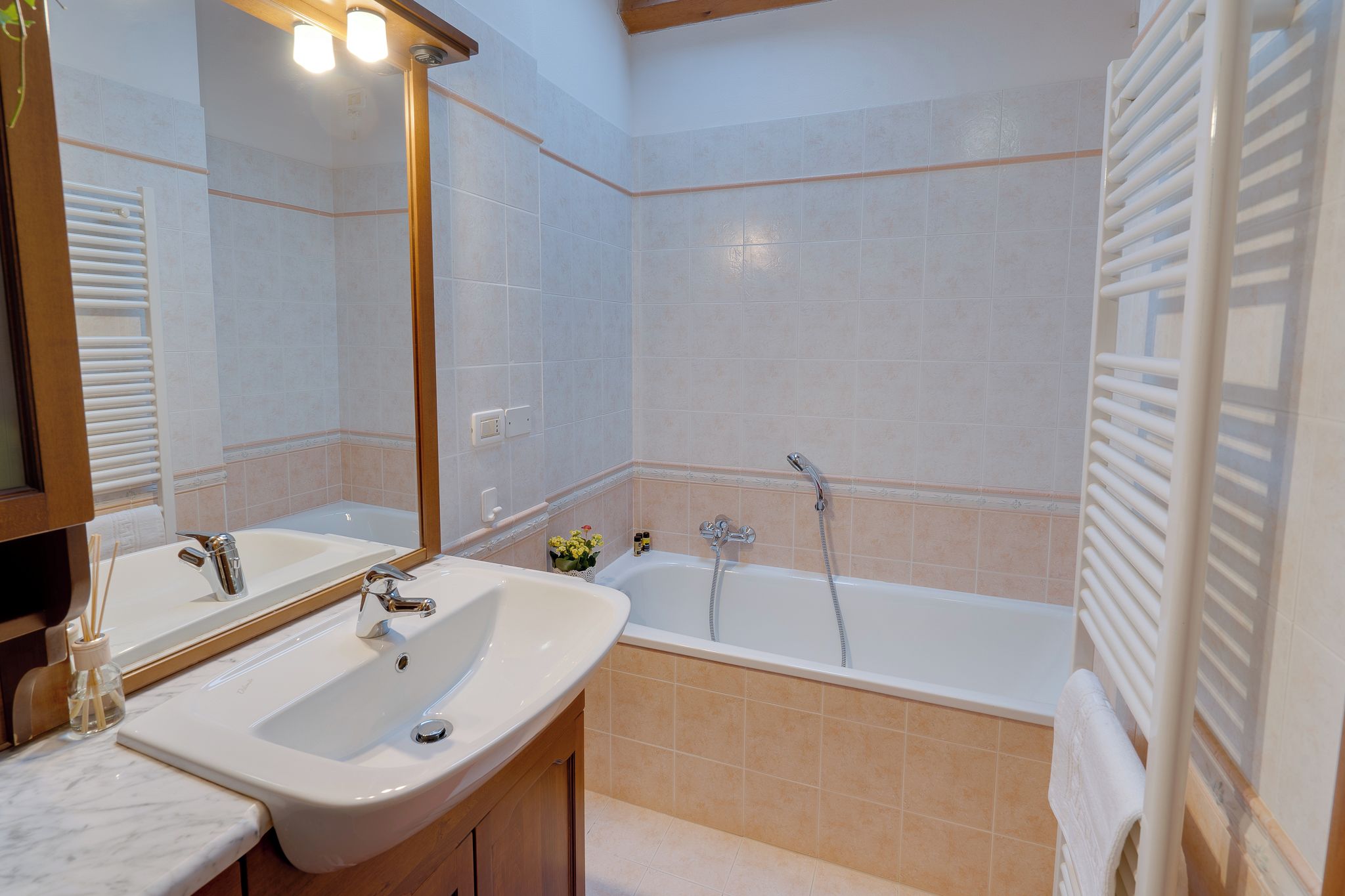 Un bagno con due lavandini, una vasca e una doccia.