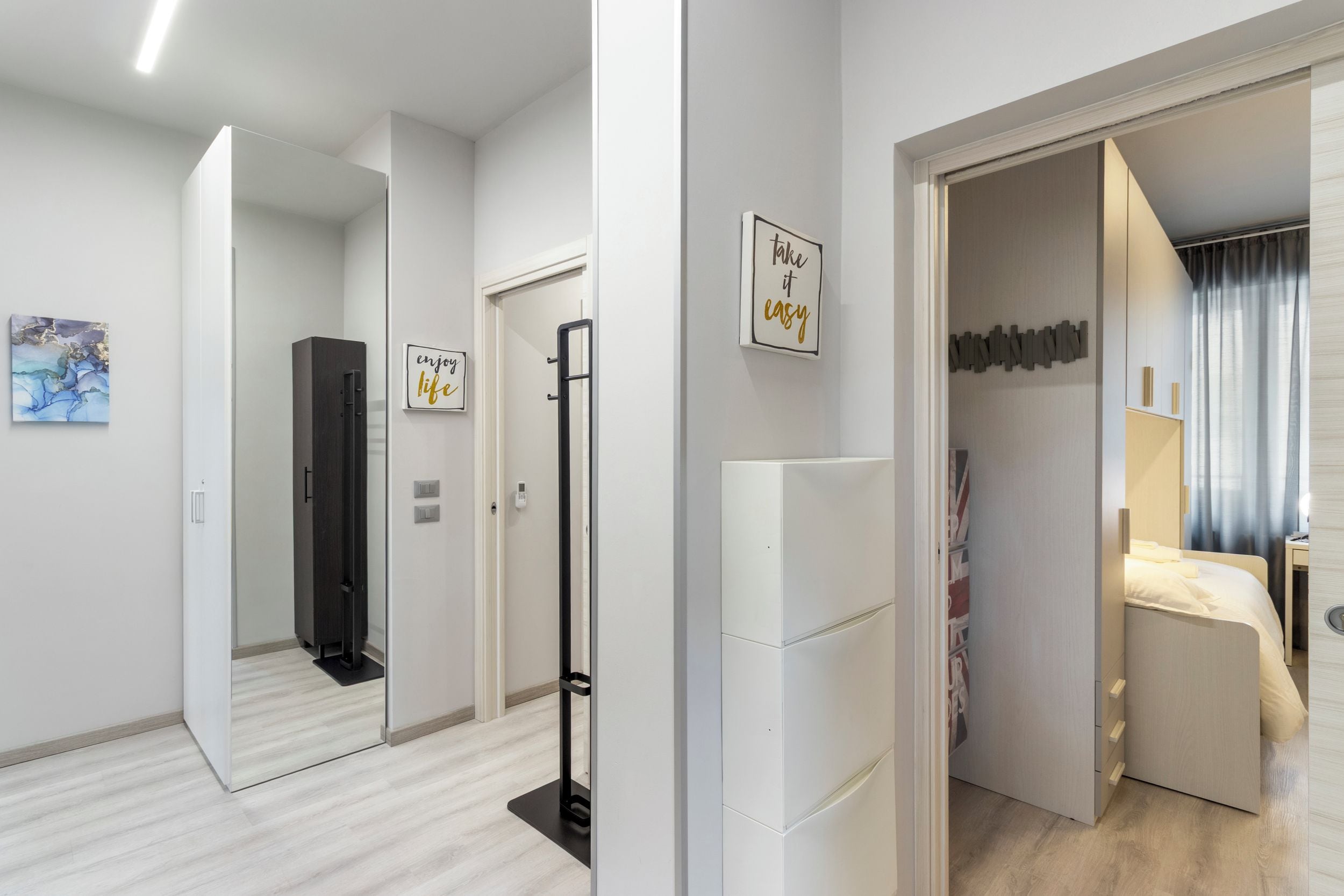 Une chambre d’hôtel avec un lit, un bureau et une armoire.