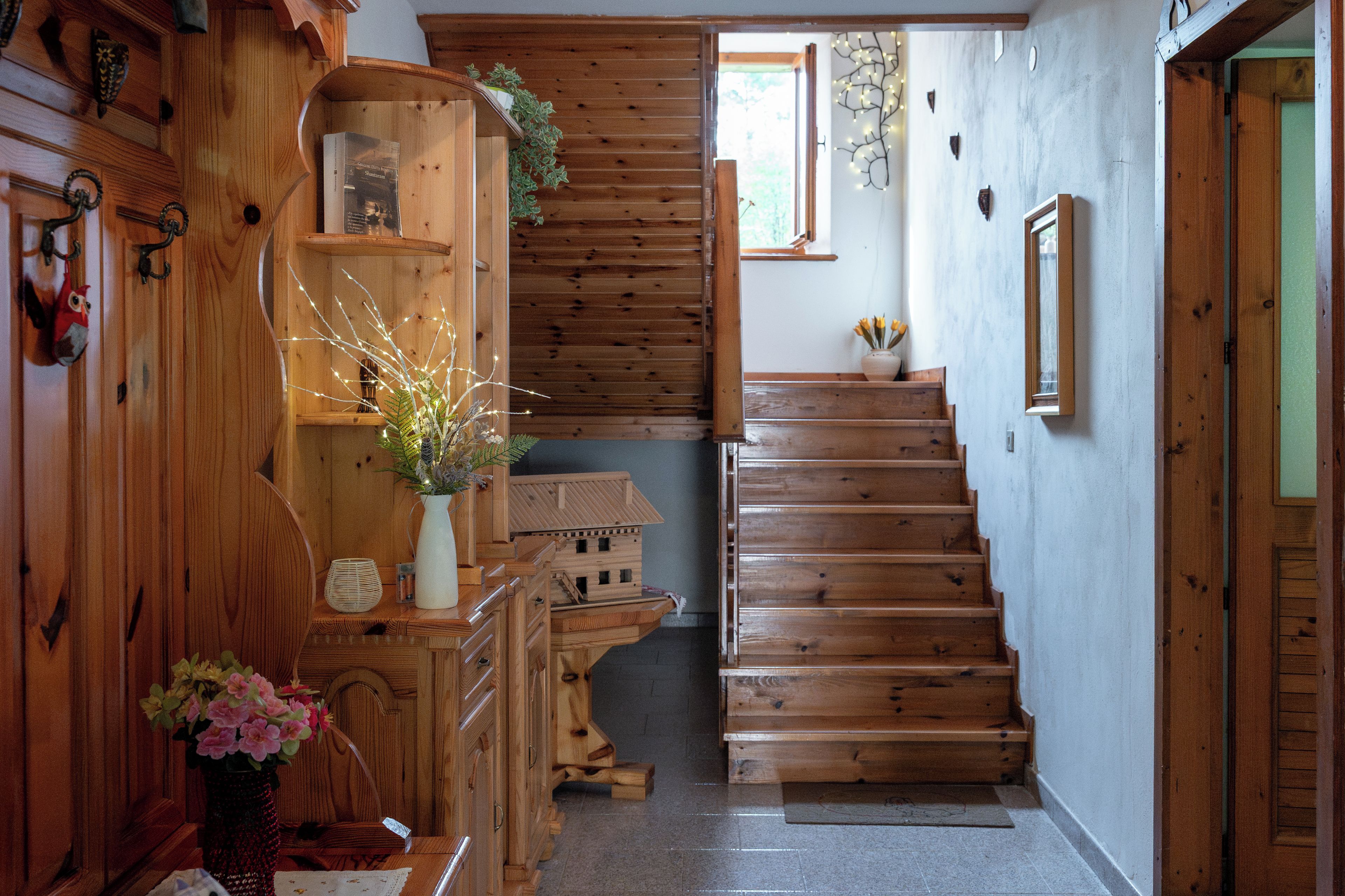 Eine Holztreppe mit einer Holzwand und einer Tür rechts.