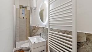 A modern bathroom with a shower, toilet, and sink. - Tiffany - Netflix, Disney, per 8pp con Garage Box (Trieste)