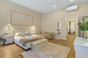 A modern bedroom with a bed, bedside tables, a bench, a mirror, and a wardrobe. - Tiffany - Netflix, Disney, per 8pp con Garage Box (Trieste)