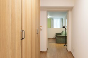 A hallway leading to a room with a green sofa and a lamp. - New! Tocai in via Rastello per 4 pp (Gorizia)