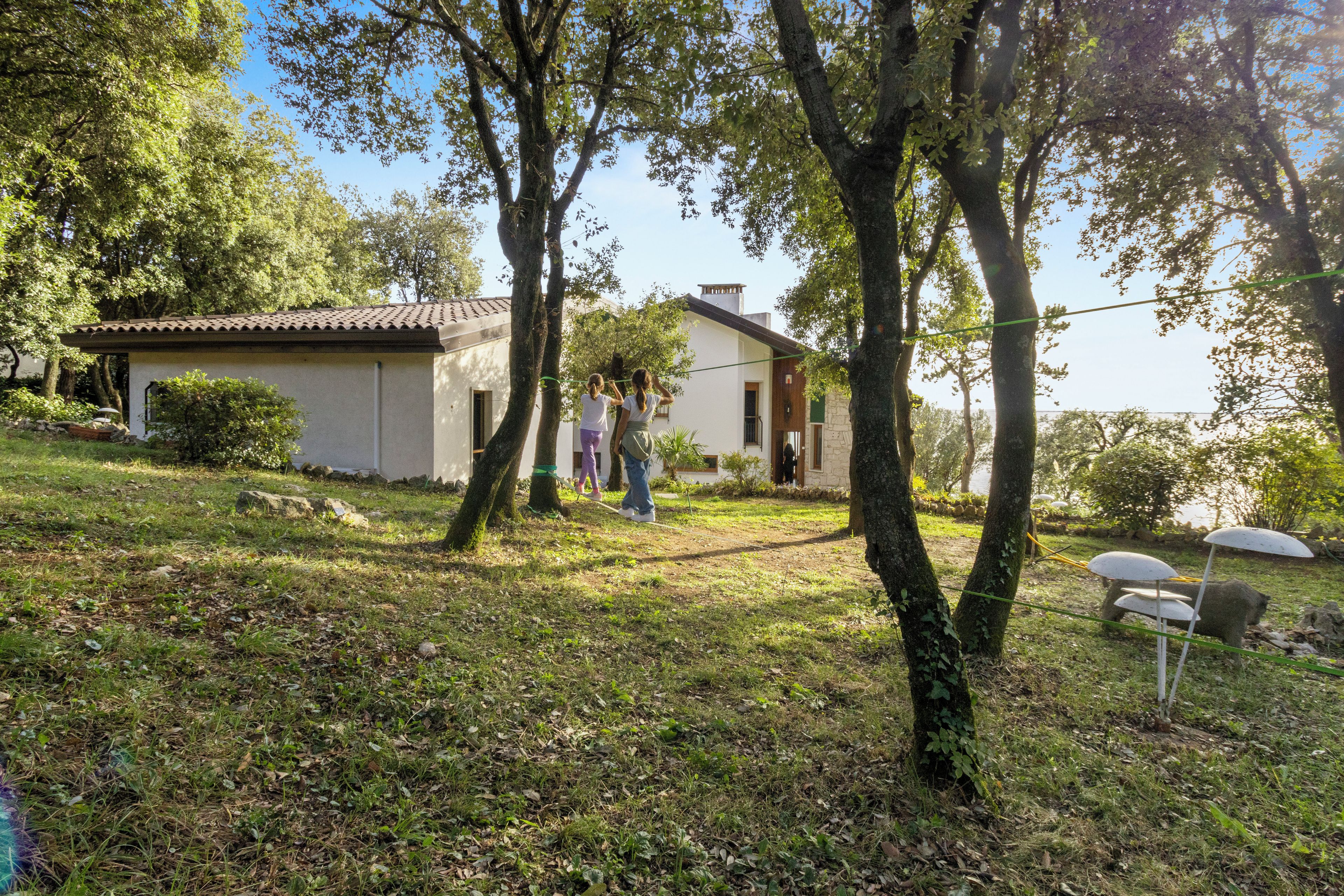 Una propiedad residencial con casa, jardín y cielo despejado.