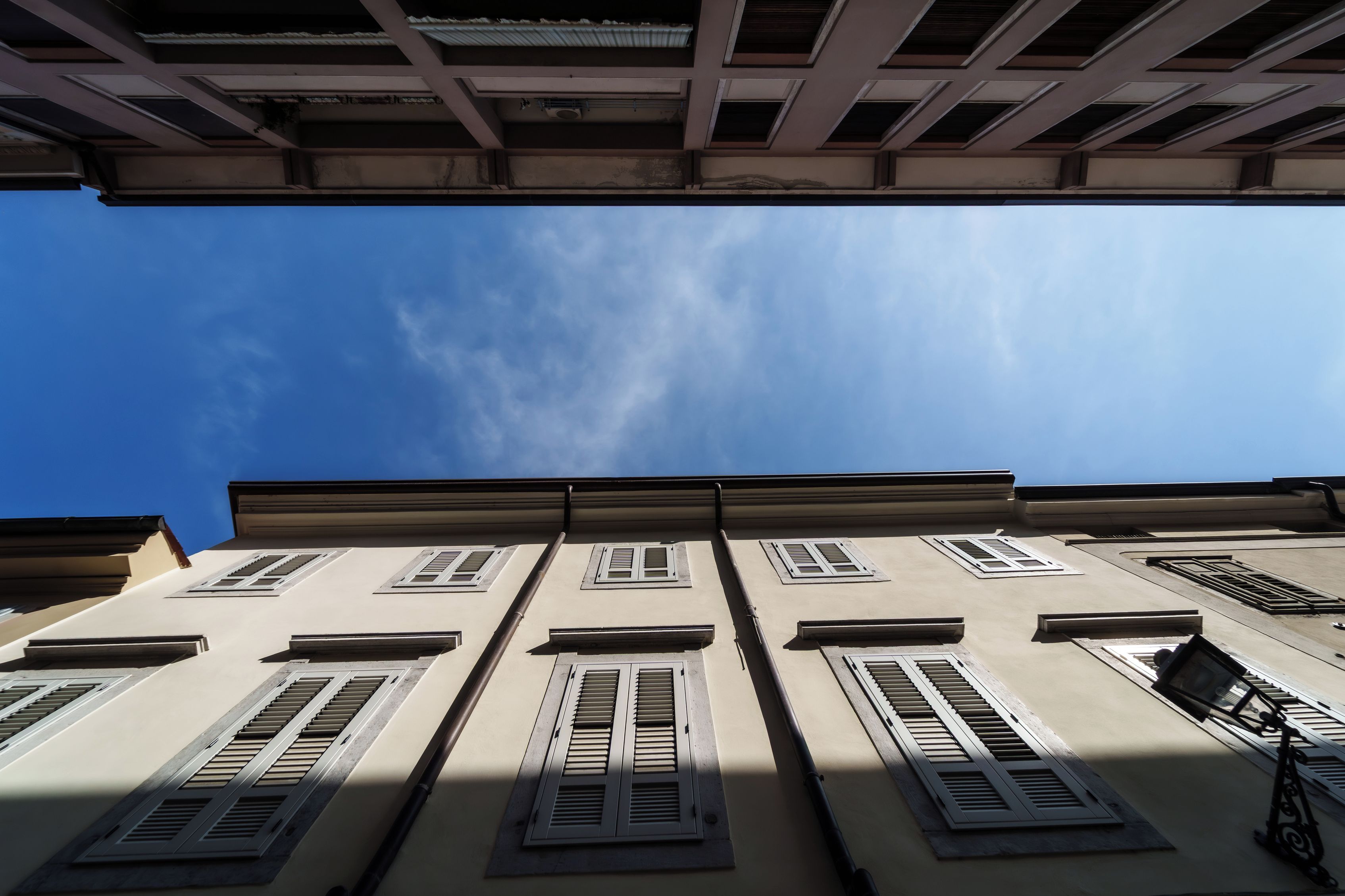 A building with multiple windows and a clear blue sky.