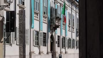 Un edificio histórico con arquitectura clásica, que incluye columnas y molduras decorativas.