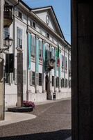 Un edificio histórico con arquitectura clásica, que incluye columnas y molduras decorativas.