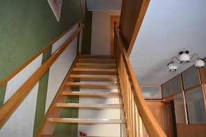 Eine Holztreppe mit Handlauf, die zu einer Aussichtsplattform führt.