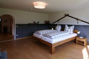 Ein Schlafzimmer mit einem hölzernen Bett, einem Nachttisch, einer Lampe und einem Wandregal mit Dekoration.