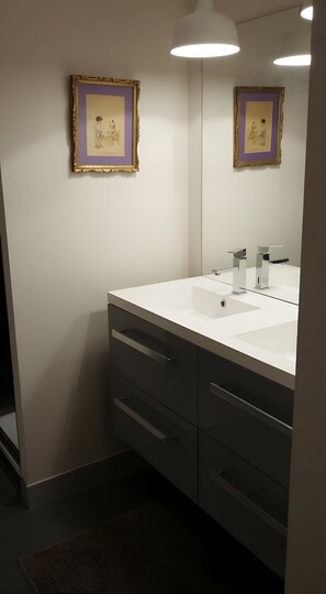 Bathroom - Bed and Breakfast 'L'échappée Belle - Chambres' with Wi-Fi (Luc-sur-Mer)