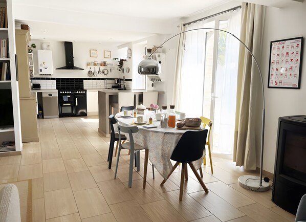 Dining - Bed and Breakfast 'L'échappée Belle - Chambres' with Wi-Fi (Luc-sur-Mer)