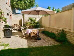 Outdoor dining - Bed and Breakfast 'L'échappée Belle - Chambres' with Wi-Fi (Luc-sur-Mer)