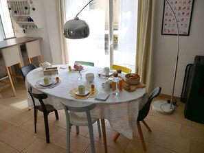 Dining - Bed and Breakfast 'L'échappée Belle - Chambres' with Wi-Fi (Luc-sur-Mer)