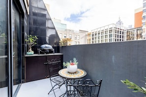 Outdoor dining - Stylish 3BDR Retreat in the Heart of Melbourne (Melbourne)
