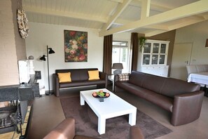A living room with two sofas, a coffee table, and a cabinet. - Bungalow with 1 bedroom (Westkapelle)