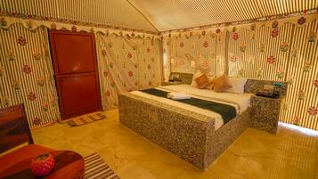 Una camera da letto con un letto, un comodino, un armadio rosso e una parete decorata.