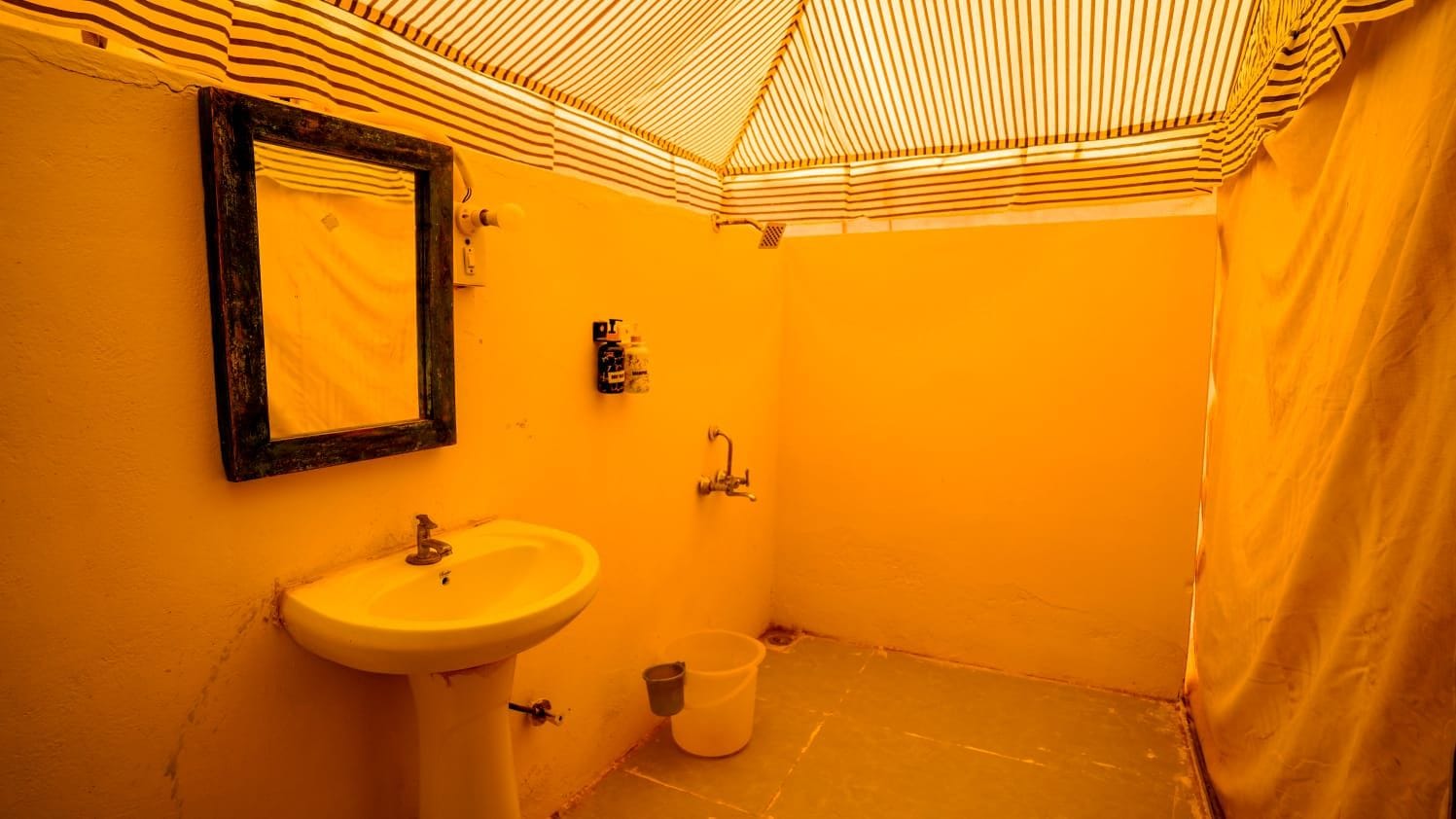 Casa de banho com lavatório, espelho e zona de duche.