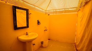 Un bagno con lavandino, specchio e zona doccia.