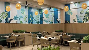 Un interior de restaurante moderno con varias mesas, sillas y lámparas colgantes de mimbre.