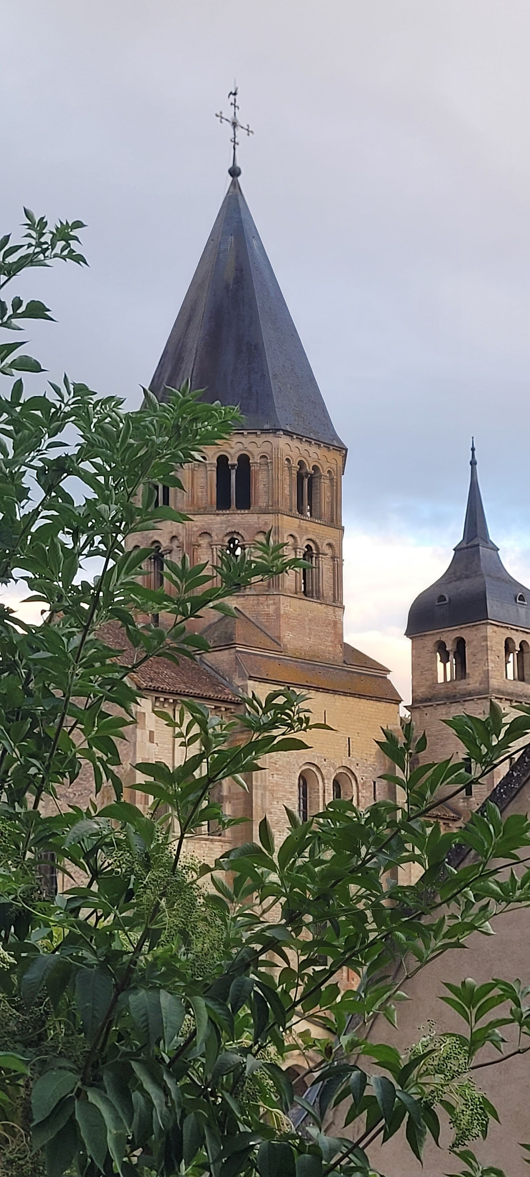 Une église dotée d’un clocher imposant et d’une petite construction adjacente.