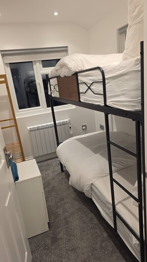 A bunk bed room with a small desk and a radiator. - Stylish Stay in Brighton London Road Gem (Brighton and Hove)