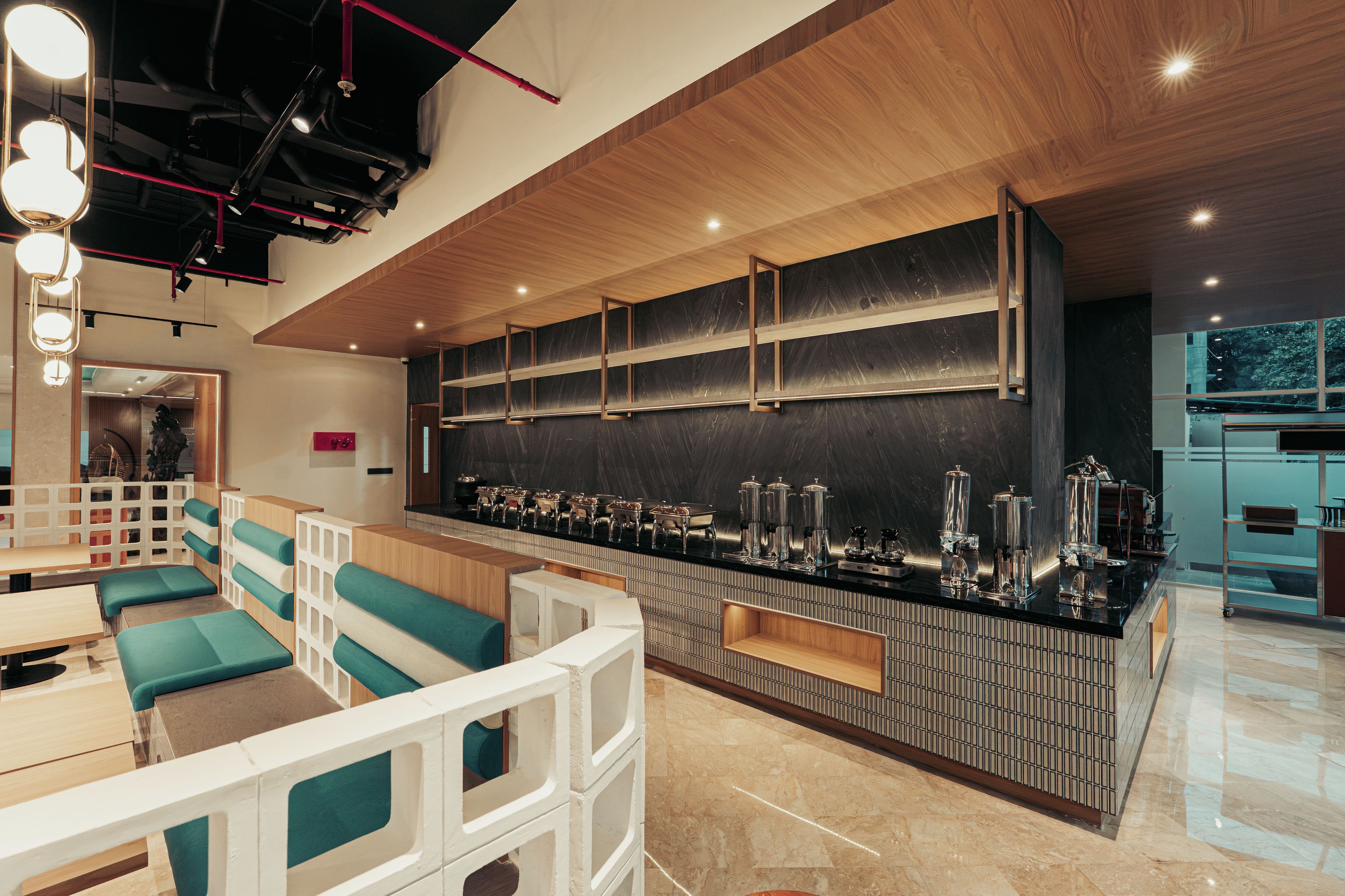 Un área de bar moderna con asientos y una barra.