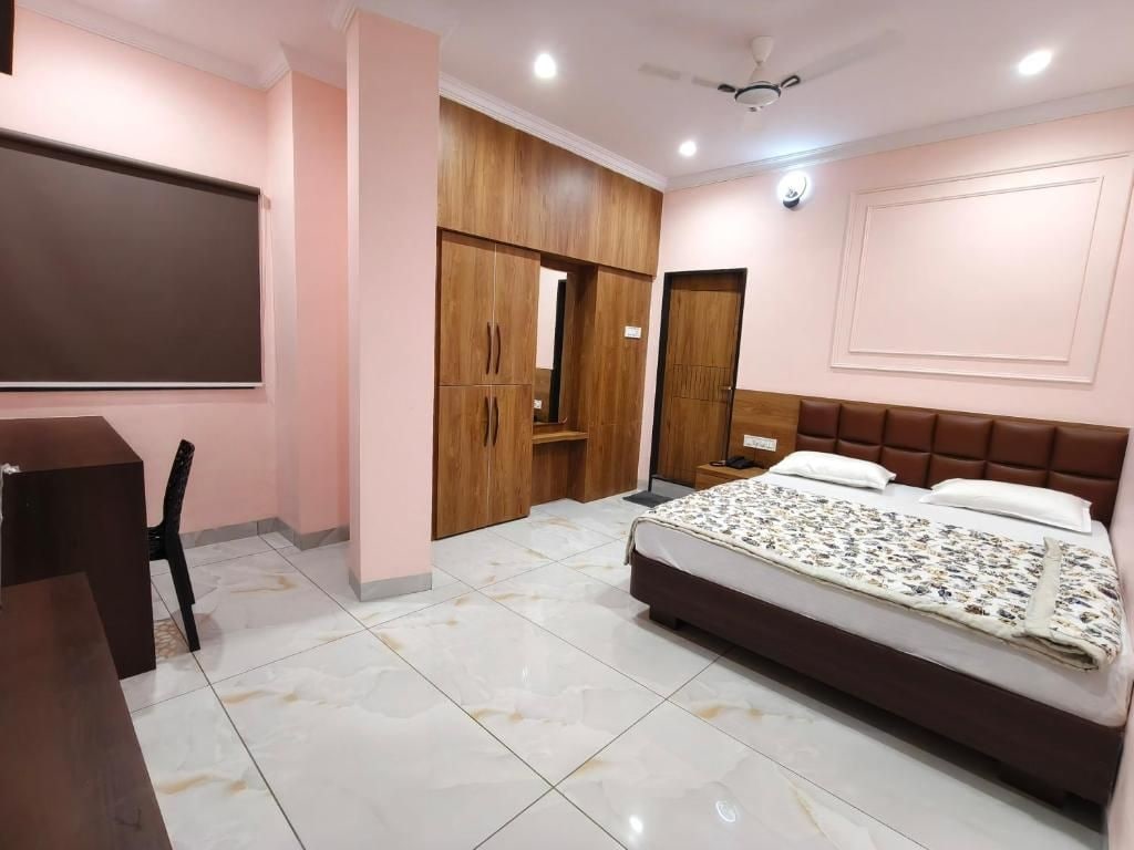 Un dormitorio con cama, armario y escritorio.