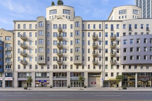 Front of property - Lumina 2BR Apt w/ Parking & Balcony & AC (Warszawa)