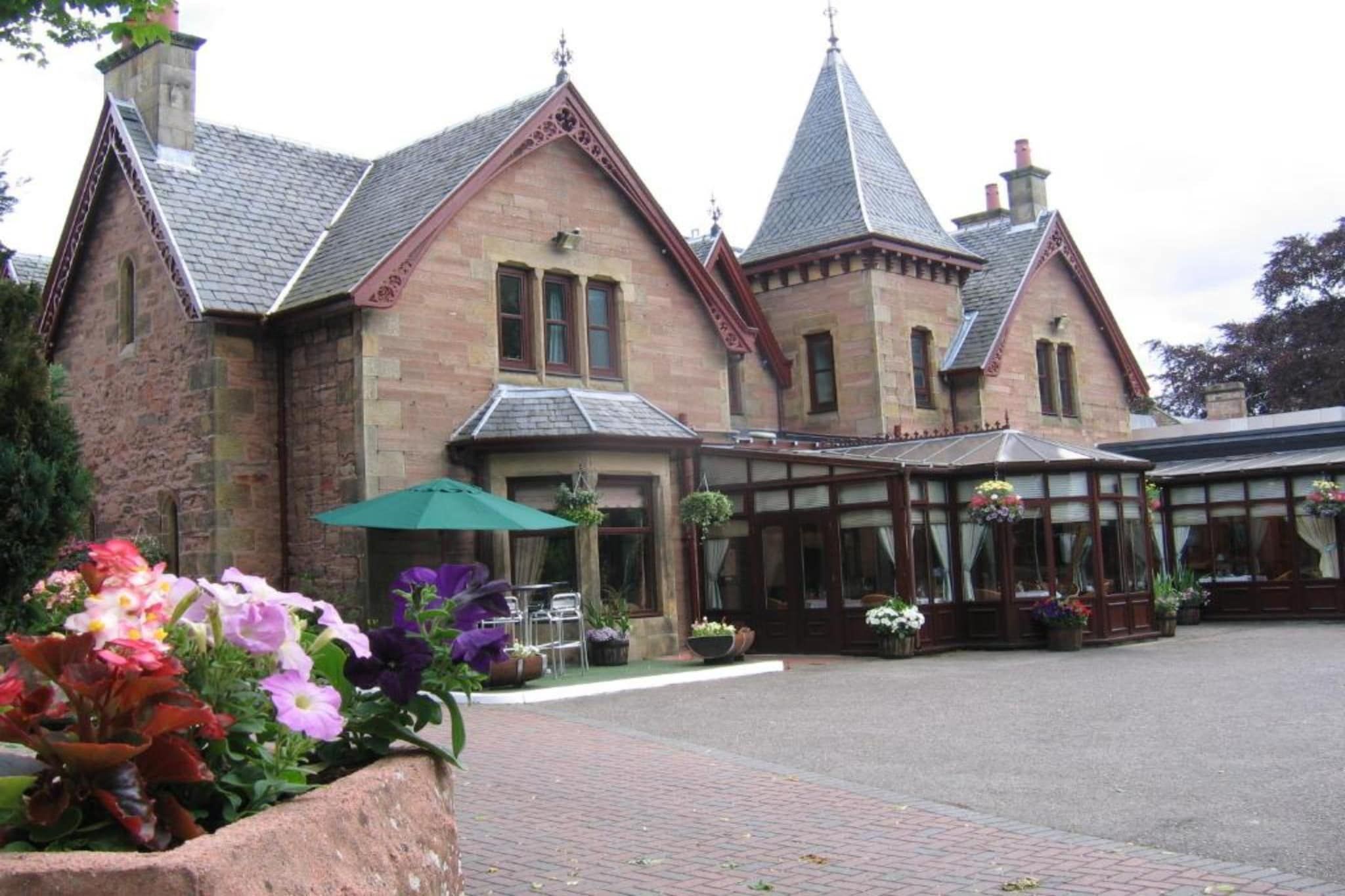 Hotel Exterior [summer]