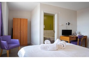 Bedroom - Double room with sea view (Llandudno)
