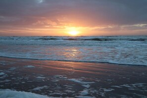 A beach with waves and a sunset. - Holiday apartment with 1 bedroom (Katwijk aan Zee)