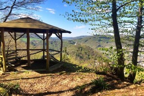 A wooden gazebo with a view of a valley. - Holiday apartment with 3 bedrooms (Nassau)