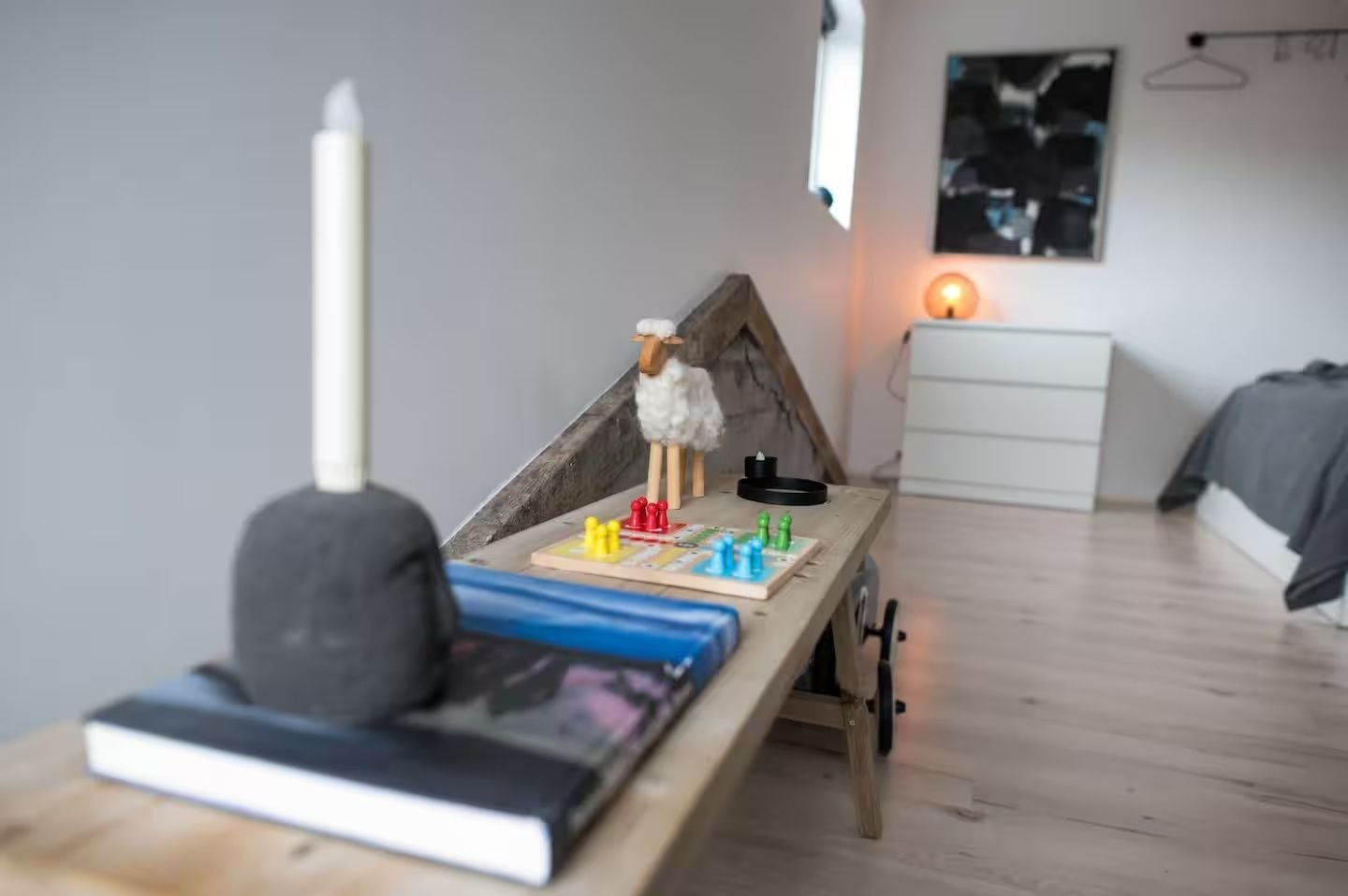 Une chambre à coucher comprenant un lit, une table de chevet, une lampe et une étagère fixée au mur.