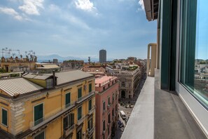 A cityscape with buildings, a clear sky, and a distant mountain range. - Toledo Skyview: Panoramic Penthouse in the Heart of Naples (Napoli)