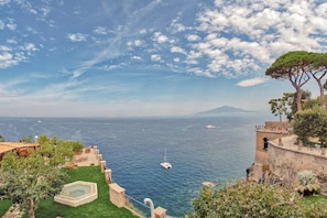 A coastal view with a clear sky, a body of water, and a distant mountain. - Villa Galidia Sorrento – Luxury Villa in the Heart of Sorrento (Sorrento)