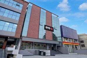 Un edificio de hotel con un letrero llamativo para OYO Hotel Classic Crown.