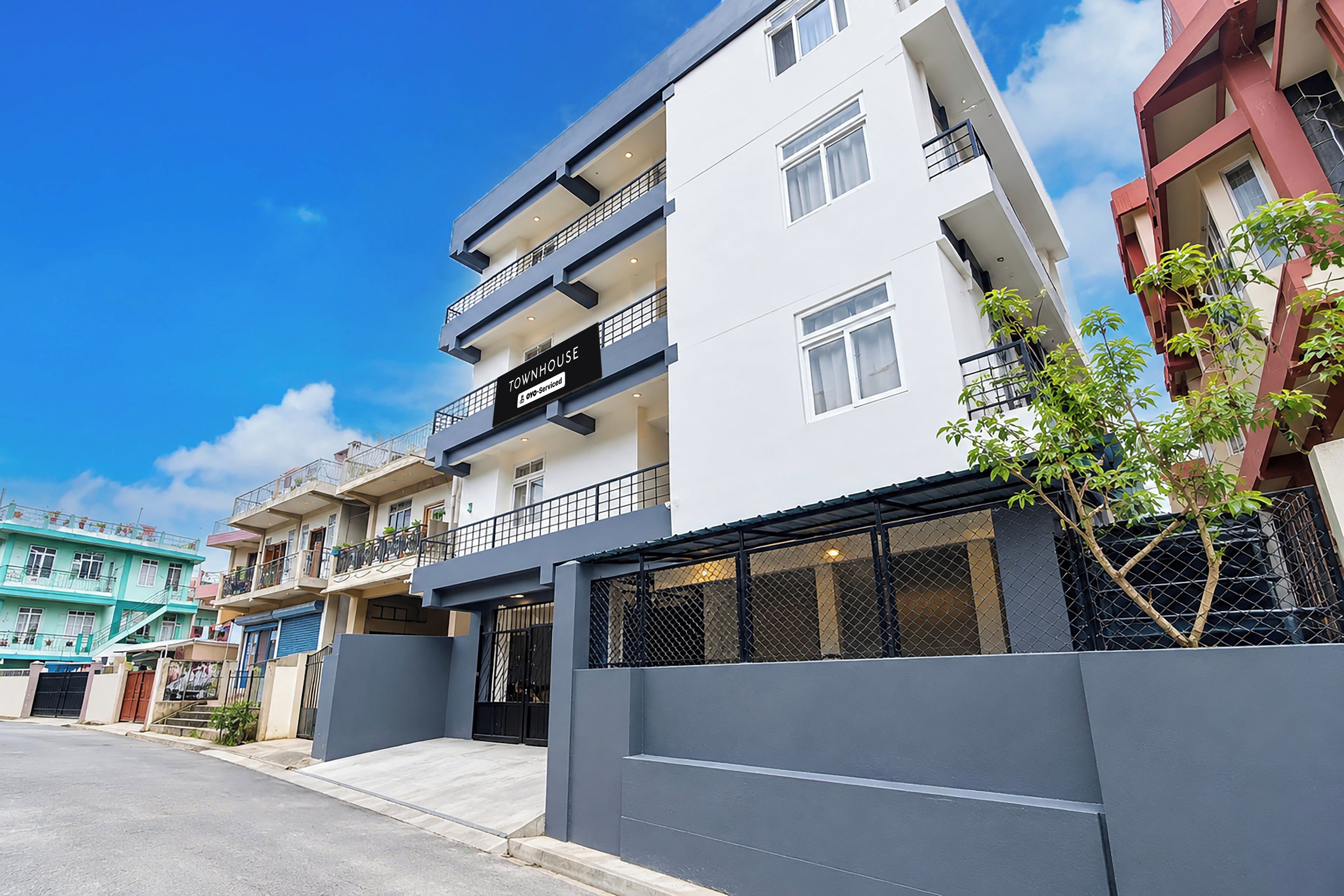 Un immeuble à plusieurs étages, sur lequel on peut lire une enseigne indiquant qu’il s’agit d’un immeuble proposant des appartements avec services.