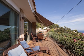 A wooden deck with outdoor furniture, a pergola, and a view of the landscape. - Holiday Home 'Ses Costes' with Sea View, Wi-Fi and Air Conditioning (Begur)