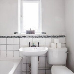 A bathroom with a white sink, a toilet, and a bathtub. - Darlington Town Centre - Stay 7 - Near Attractions (Darlington)