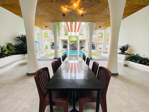 Outdoor dining - Kampot Hampton Villa (Kampot)