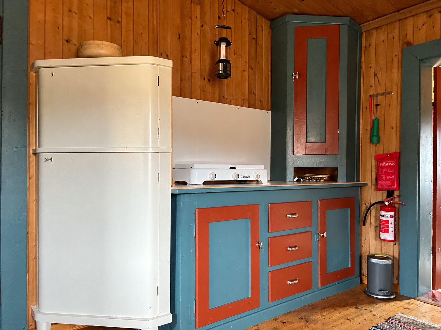 The kitchen has a gass cock top