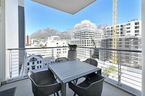 Outdoor dining - Cape Town City 2Bed, Views, Balcony, Pool (Cape Town)