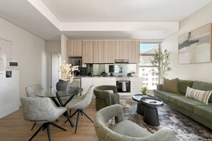 Un espacio habitable moderno con comedor, cocina y zona de estar.