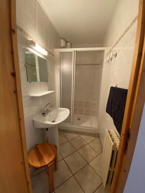 A bathroom with a sink, mirror, shower, and a towel rack. - 250 meters from the ski lifts, 2nd floor, parking, TV, ski locker, 55 m², Arêches-Beaufort (Beaufort)