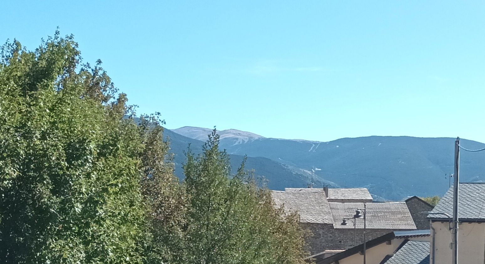 Un paisaje montañoso con cielo despejado.