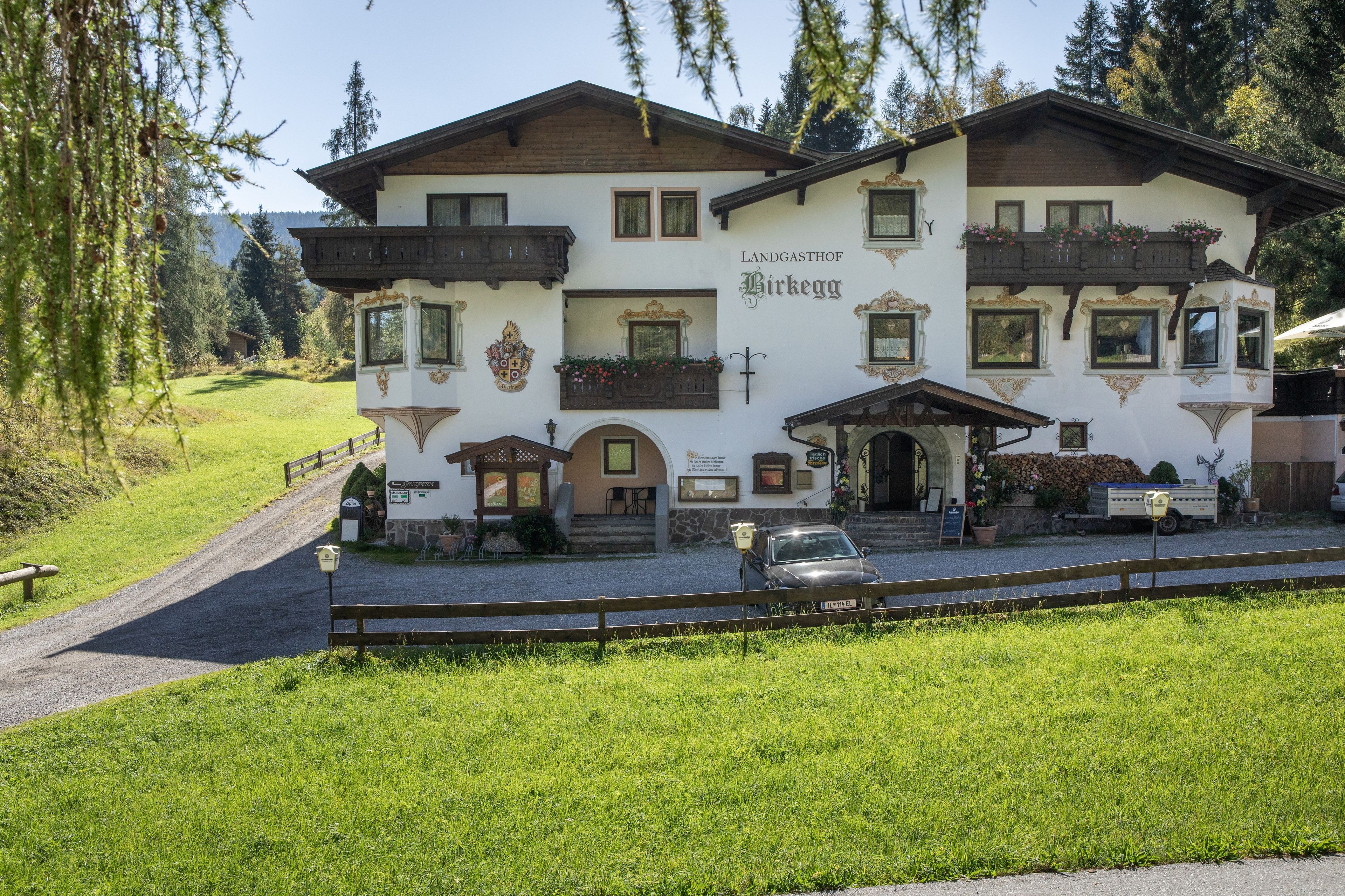 Un edificio tradicional con un cartel que dice 'Landgasthof Birkg', indicando una posada.
