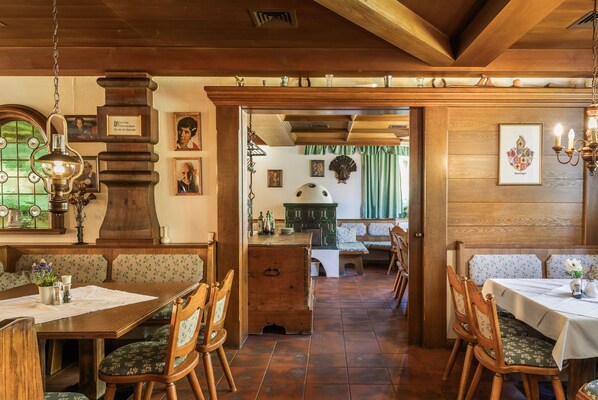 Una posada tradicional con muebles de madera, un comedor y vista a la cocina.