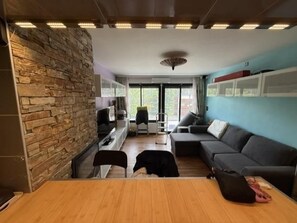 A compact living space with a kitchenette, a dining area, and a seating area. - Balcony, tv, 30m², Pra Loup (Pra Loup)